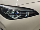 【LEDヘッドライト】先進のLEDテクノロジーを採用。放射される白色光の周波特性は太陽光に近く、バイキセノン・ヘッドライトを上回るコントラストで更に明るく輝きます!