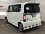 スポーティー&スタイリッシュな、大型テールゲートスポイラー