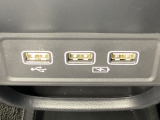 セレクトレバーの下に、スマートフォンなどの充電可能なUSB端子が2個、音源などの外部入力の可能なUSB端子が1個ついています。移動中に充電もできるので便利です。