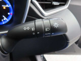 スイッチをオートに設定しておけば、車外の明るさに応じて自動的にヘッドランプを点灯・消灯します。夕暮れ時やトンネルの続く山道などを走行する時に便利なコンライトを装備しています。