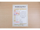 【車両検査証明書】店頭にて、クルマの状態が一目で分かる査証明書を公開中。トヨタ認定検査員が厳しく検査し、状態を点数と図解で表示しています。修復歴はもちろん、傷やヘコミの箇所や程度がご確認いただけます。