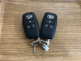 【スマートキー】 スマートキーを携帯していれば、ドアハンドルのボタンを押してロックの解除ができ、パワースライドドアもワンタッチで開閉できます。