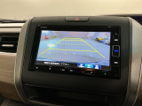 リバースギアに入れるだけで後方の表示へ切り替わります。夜間や雨の日の駐車も楽になりますよ。