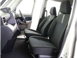 シックな色使いの運転席周りですね。すっきりとしたデザインで上品な色使いです。居心地の良い運転席長く座ってられるリラックスできるデザインがいいですね。