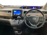 車内は光触媒抗菌消臭施工済です。インパネ周りはスタイリッシュなデザインで機能や装備も充実しています。グローブボックスやカップホルダーのほかにトレーなどたくさんの収納スペースが付いています。