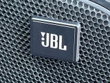 【JBLサウンドシステム】メーカーオプションの高品位サウンドシステムを搭載。専用のチューニングが施された大小様々なスピーカーから良質なサウンドが奏でられ、臨場感あふれる音響空間を演出します。