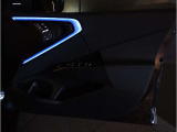 【アンビエントライト】アンビエントライトが加わる事で、車内空間に大きな違いが生まれます。特に夜間ドライブでは上質でラグジュアリーな車内を演出。ドライバー好みのイルミネーションをお楽しみ頂けます!