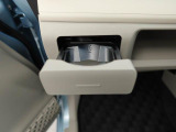 カップホルダーは運転席や助手席からちょうど手の届く位置です!!