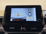 真上から見下ろしたような視点で車とその周囲を確認出来る画面と、車両後方を映し出すバックモニター画面の2つを表示してくれます。