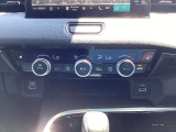 運転席/助手席シートヒーター付き。フルオート・エアコンディショナー(左右独立温度コントロール式)