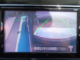 クルマを真上から見下ろしているかのような映像によって、車庫入れや縦列駐車などの駐車時に、自車と駐車位置の関係をひと目で確認でき、スムースな駐車をサポートします。