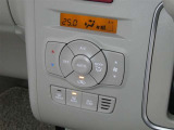 【オートエアコン】車内温度を感知して自動で温度調整をしてくれるのでいつでも快適な車内空間を創り上げます!どの席に座っても快適なドライブが楽しめます♪