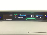 中央にデジタル表示のスピードメーターを配したハイブリット専用メーターになっています。左側のインフォメーション画面で燃費などの情報を確認できます。
