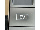 EVモードはエンジンの始動を極力抑えて走行することができます。リチウムイオンバッテリーの電力だけで走行するので、早朝や深夜の住宅街など、静かに走行したいときに使用するモードです。