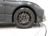 タイヤサイズは前235/40R19)後(265/35R19)で前後異サイズとなります。BBS鍛造アルミホイールに換装されています。