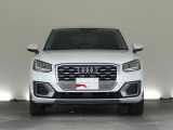 Audiデザインの特徴であるシングルフレームグリルが存在感を主張します。