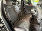 メルセデスのシートは少し硬めになっております。長時間の運転の際、適度な反発があることでお尻や腰の負担を減らす効果が御座います。