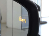 ブラインドスポットモニター装備。隣車線を走る車両を検知。ドアミラーでは確認しにくい後、側方エリアに存在する車両や急接近してくる車両も検知しドアミラーに搭載されたLEDインジケーターが点灯します。