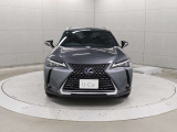 スピンドルグリルはブロックメッシュ形状とし、角度によって表情を変えるUX独自のデザインを採用し、力強さを表現しています。