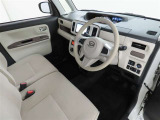 シンプルで使いやすいデザインの運転席です。