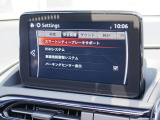 こちらのお車には先進安全装備が多数搭載されています。衝突被害を回避あるいは軽減するためのブレーキや、後方死角からの接近警報、車線逸脱を防止する警報装置など、詳しくはスタッフまでお尋ねください。