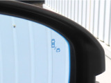 【ブラインドスポットモニター】後方を走る車を確認するための機能です。センサーによって周囲の車両を検知して、ドライバーに伝えてくれるものです。後方にある車両を検知することで、事故を防ぐ確率を高めます。