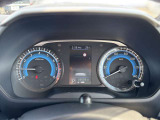 中央に様々な車両情報が表示できるディスプレイが付いた先進的なメーターです!
