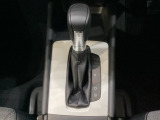 「e:HEV」搭載車です。日常シーンのほとんどをモーターで走行し、高速クルージングなどモーターよりもエンジンの方が効率が良い領域はエンジンで走行、あらゆる領域で優れた燃費走行を実現します。