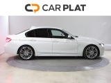 伸びやかなサイドシルエットが走りへの意志を語る。BMW 320i、その一線を画すダイナミックな存在感が街に映える。