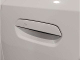 【デザインとの融合】BMWデザイナーが創り出したボディデザインを損なう事のない様に配置とデザインに拘っています。ドアノブについてもBMWの拘りに妥協はありません。
