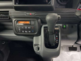 運転席から手の届きやすい位置に集約した機能性のよい操作類のパネル周りになっています。