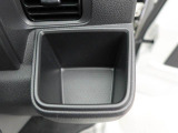 カップホルダーは運転席や助手席からちょうど手の届く位置です!!