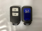 スマートキーを装備しています。鍵を差し込むことなくドアロックの開け閉めと、スタートボタン操作でのエンジンスタートができます。スペアキーも同じものを用意しております。
