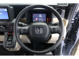 運転中もハンドルでの操作が可能です。特に高速道路等の目が離せない運転時には、便利さだけでなく、安全性も兼ね備えております。