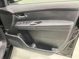 窓の開閉もスイッチひとつで簡単!駐車券を取るときもラクラク★