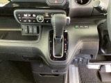 足元スッキリ、インパネシフトです。パーキングブレーキはフットブレーキタイプなので、運転席と助手席の間がスッキリしています。