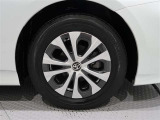 樹脂キャップ付きアルミホイールを装備、タイヤサイズは195/65R15です。