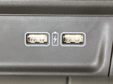 エアコン操作パネルの下に、スマートフォンなどの充電可能なUSB端子が2個ついています。移動中に充電もできるので便利です。