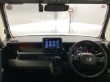 運転席と助手席の間はすっきり、移動も楽々です。さっと手が届く位置にATセレクトレバーやエアコンスイッチなどがあり操作性に優れています