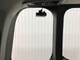 後方にもドライブレコーダーのカメラが付いています。前後両方でお車の周りを監視・記録いたします。