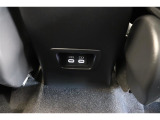 後部席へ乗車して携帯電話などを充電する時に前から配線を伸ばすとごちゃごちゃして邪魔になりがちですよね。そんな煩わしさを解消する後席側USBポート☆