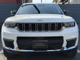 Jeepの象徴7スロットグリルがインパクトあります。フロントに障害物センサーを標準装備しております。