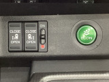 リアドアは乗り降りに便利な両側電動スライドドアです。また運転席に座っていながらスイッチ操作で自在にスライドドアを開け閉めできます。燃費に役立つECONボタンもここです。