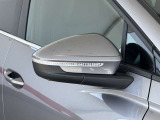 ●アウディサイドアシスト『後方の死角を並走する車両を検知しドアミラーの内側のLEDが点灯。ドライバーに注意を促し事故を未然に防ぐシステムです。』