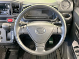 インテリアに合わせたデザインのステアリングは、運転される方のことも考え、運転しやすい形状、大きさです。是非一度、実際に触ってお確かめください。