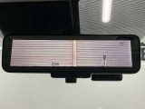 【インテリジェントルームミラー】後部座席の人や荷物で視界が遮られてもカメラの映像でいつでもクリアな後方視界が確保できます。