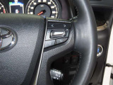 ステアリングスイッチ付きで、運転中に視線を前に向けたまま操作できます。