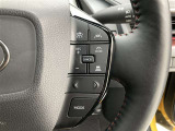 前方の車との車間を設定し、スピードを上げたり緩めたりを自動で行ってくれる追尾式の「レーダークルーズ」。上級装備の一つです!高級車にしかつかない嬉しい機能です。