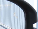 【ブラインドスポットモニター】後方を走る車を確認するための機能です。センサーによって周囲の車両を検知して、ドライバーに伝えてくれるものです。後方にある車両を検知することで、事故を防ぐ確率を高めます。