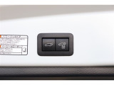 ドアが閉まった時にそのまま施錠もしてくれる予約ロック機能付きのパワーバックドア。荷物で手が塞がっている時に便利な機能です♪